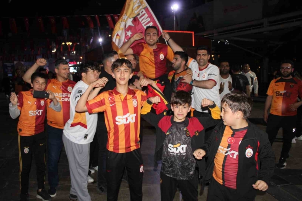 galatasarayin sampiyonluk kutlamalarinda fenerbahceliler prova yapti 6f7f72aab163
