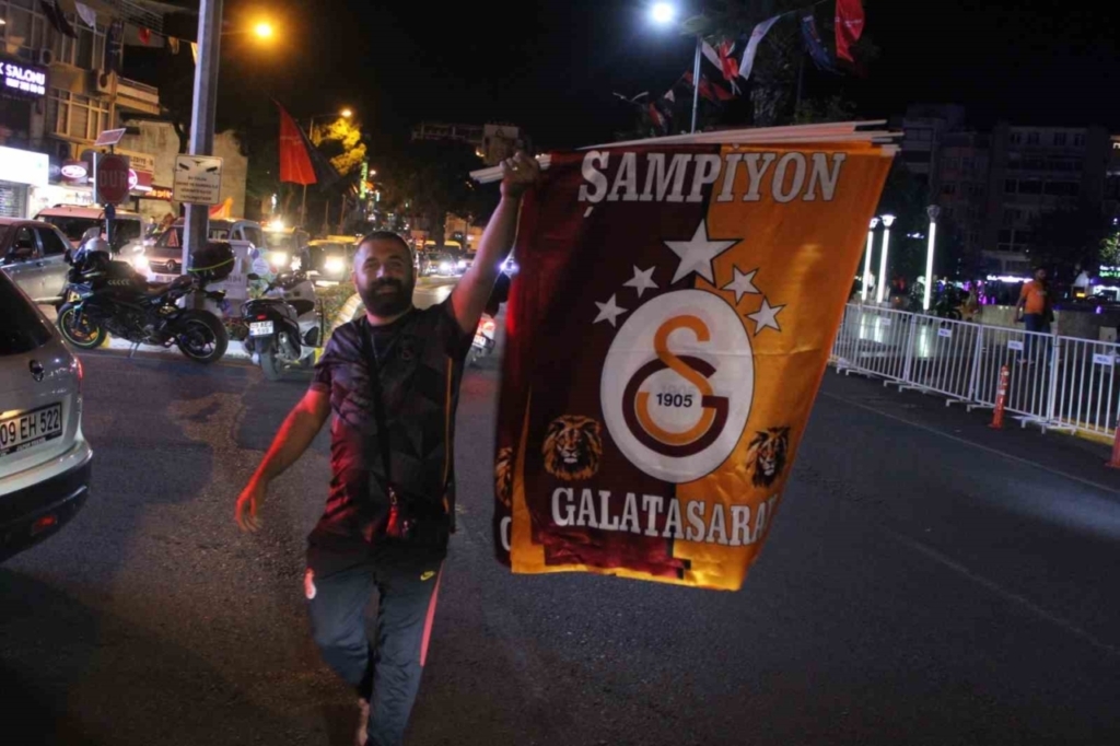 galatasarayin sampiyonluk kutlamalarinda fenerbahceliler prova yapti 719142c82f24