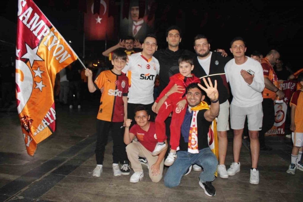 galatasarayin sampiyonluk kutlamalarinda fenerbahceliler prova yapti 864973b2471b