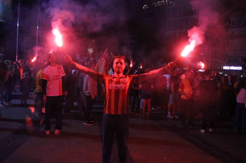 galatasarayin sampiyonluk kutlamalarinda fenerbahceliler prova yapti ae0c5666db03