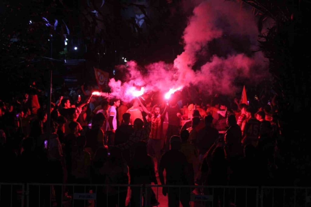 galatasarayin sampiyonluk kutlamalarinda fenerbahceliler prova yapti ae1ee5a1a6f2