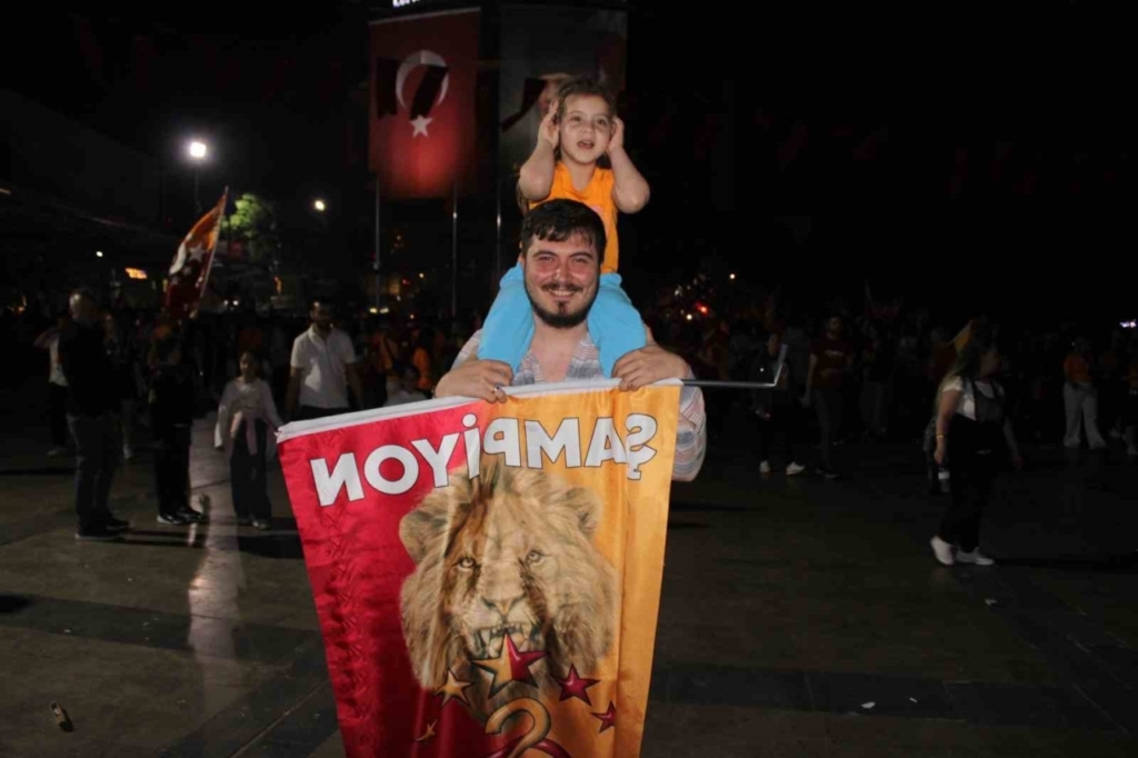 galatasarayin sampiyonluk kutlamalarinda fenerbahceliler prova yapti b91f81cc200b