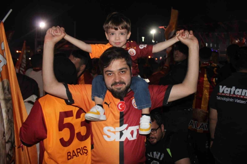 galatasarayin sampiyonluk kutlamalarinda fenerbahceliler prova yapti dc0128c8c773