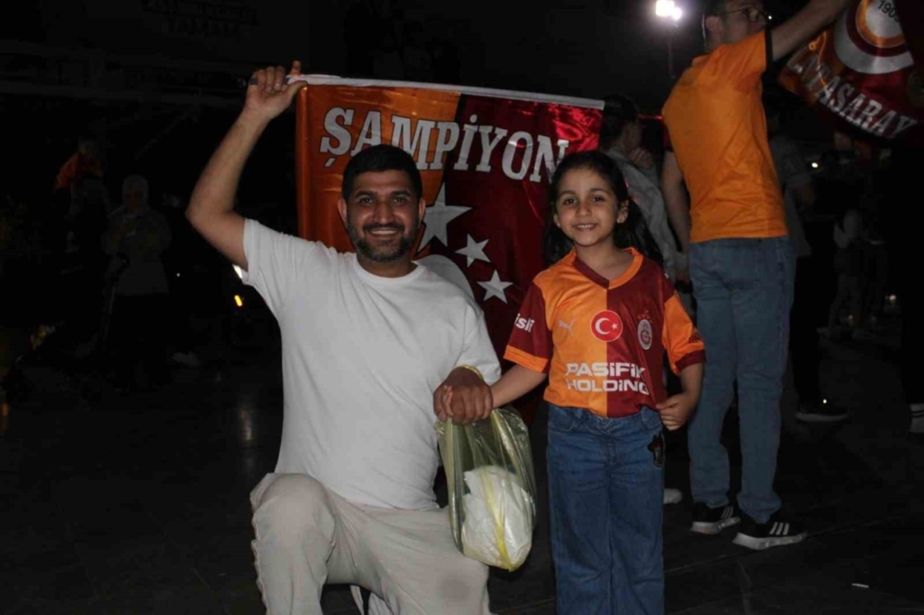 galatasarayin sampiyonluk kutlamalarinda fenerbahceliler prova yapti df9eecd08181