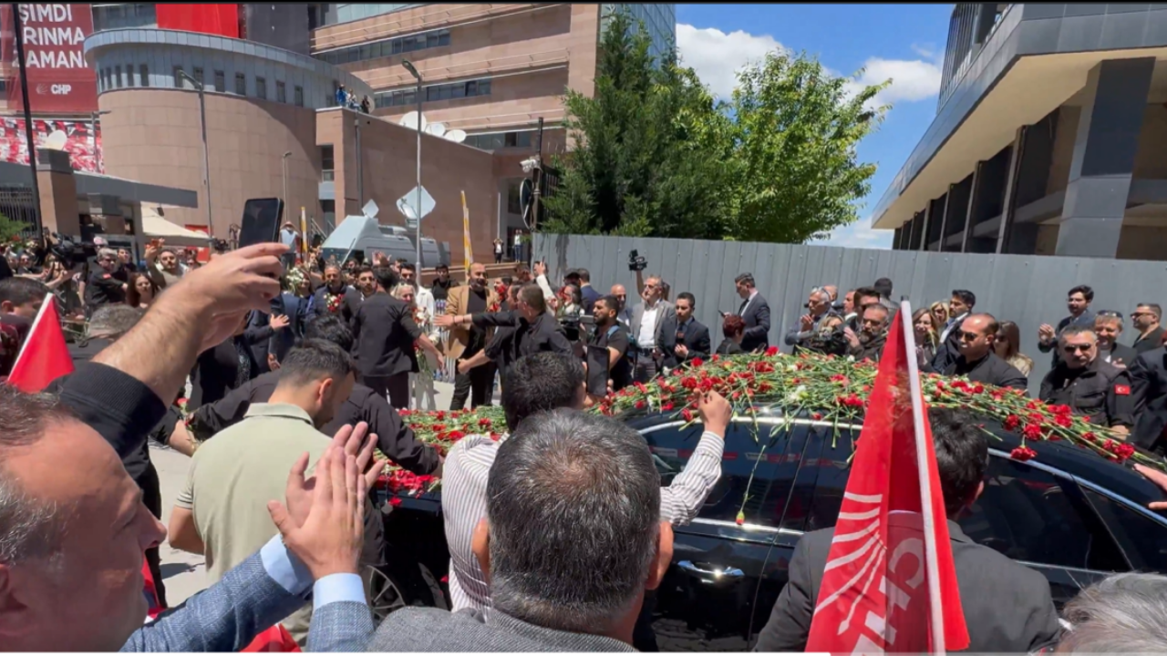 Kemal Kılıçdaroğlu, CHP Genel Merkezi’nde: Çiçeklerle karşılandı
