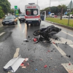 Kırmızı ışıkta bekleyen araca çarpan motosiklet sürücüsü ağır yaralandı