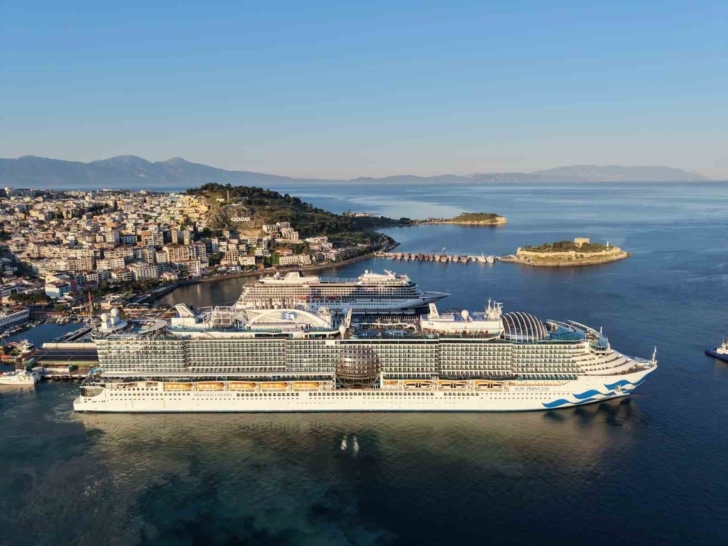 kusadasina 4 gemi ile 10 bin 800 turist geldi 75755750495d