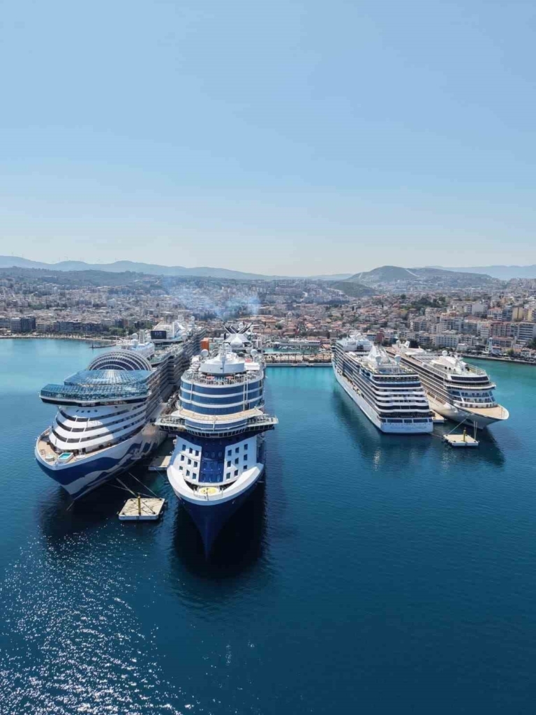 kusadasina 4 gemi ile 10 bin 800 turist geldi 8f30ee3bb35e