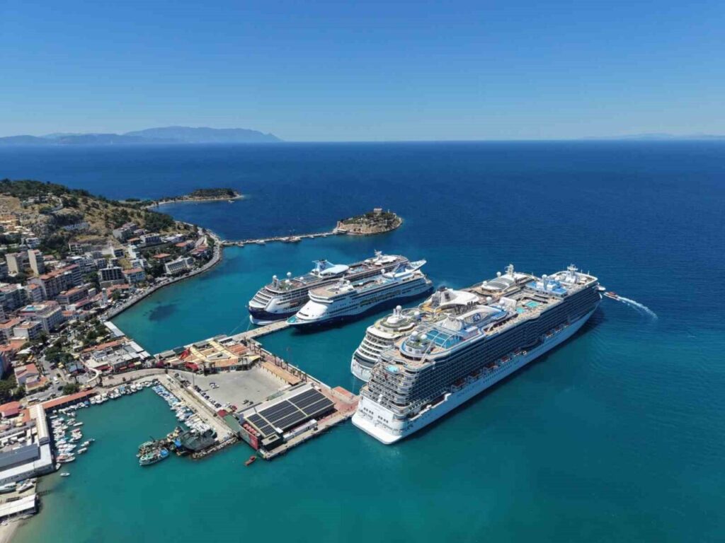 kusadasina 4 kruvaziyer ile 9 bin turist geldi e77147e034fe