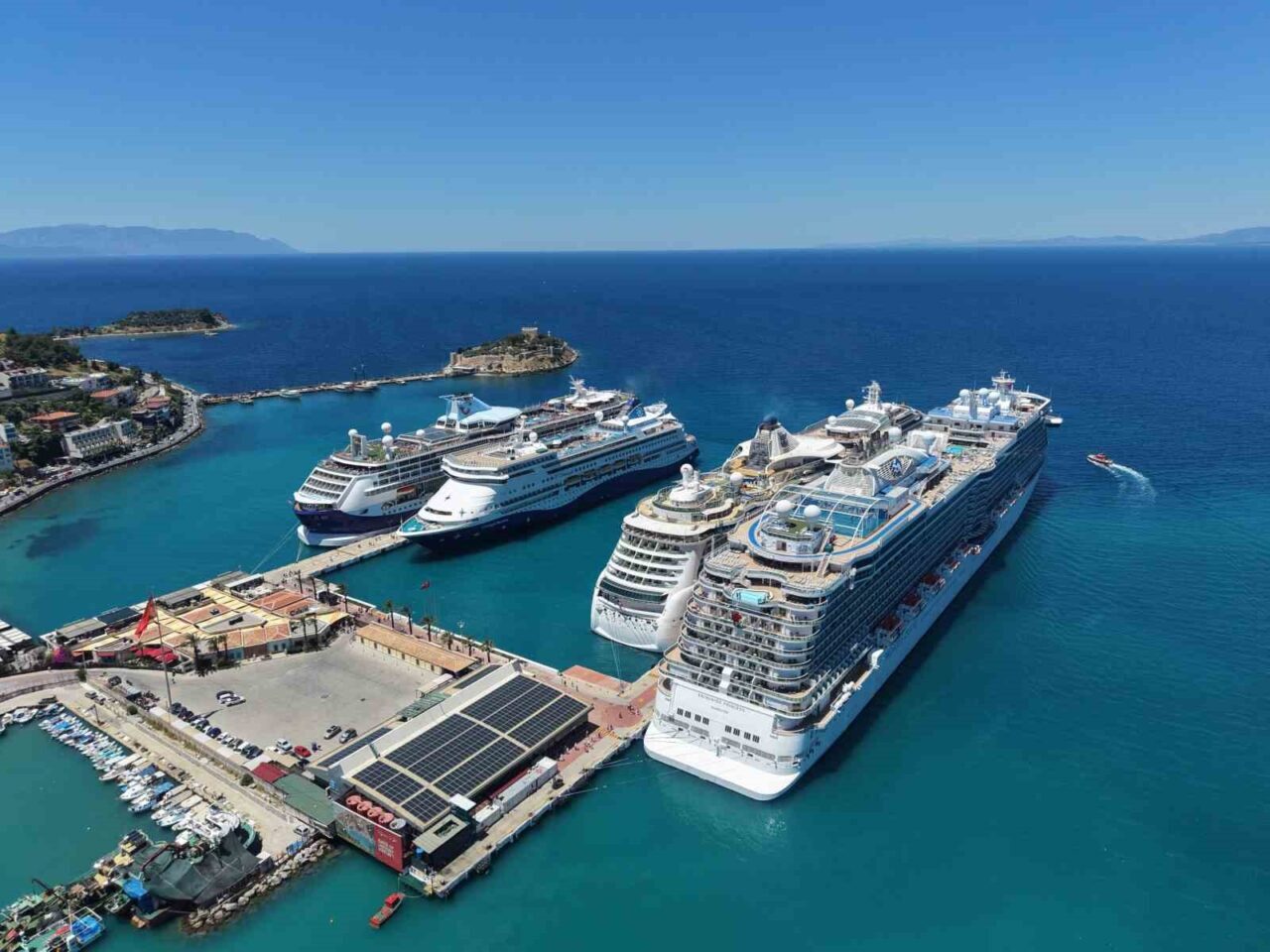 Kuşadası’na 4 kruvaziyer ile 9 bin turist geldi 10 Kuşadası’na 4 kruvaziyer ile 9 bin turist geldi