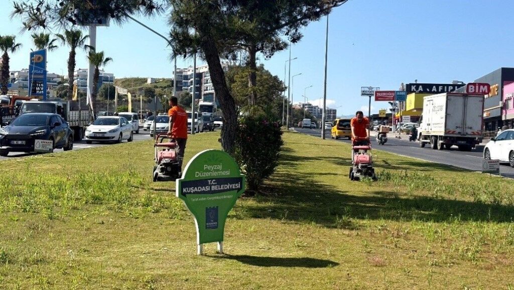 kusadasinda bayram oncesi yesil alanlarda bakim calismalari suruyor 3511042e14f0