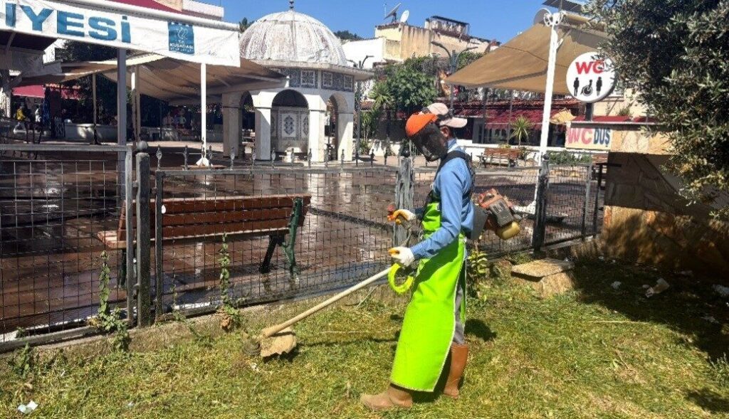 kusadasinda bayram oncesi yesil alanlarda bakim calismalari suruyor bf51c2ae5c4b