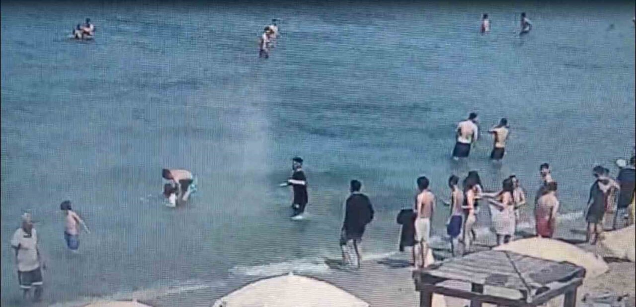 kusadasinda denizde can pazari 70 yasindaki turist olumden dondu 478ae39225fc