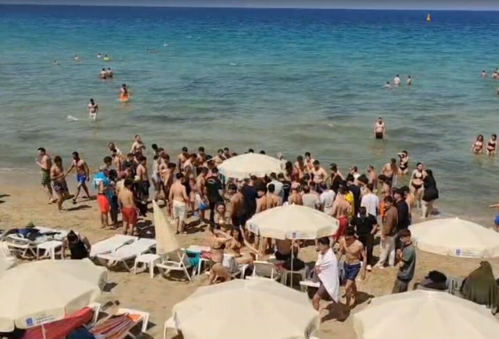 kusadasinda denizde can pazari 70 yasindaki turist olumden dondu 4ab1e9fda0ba