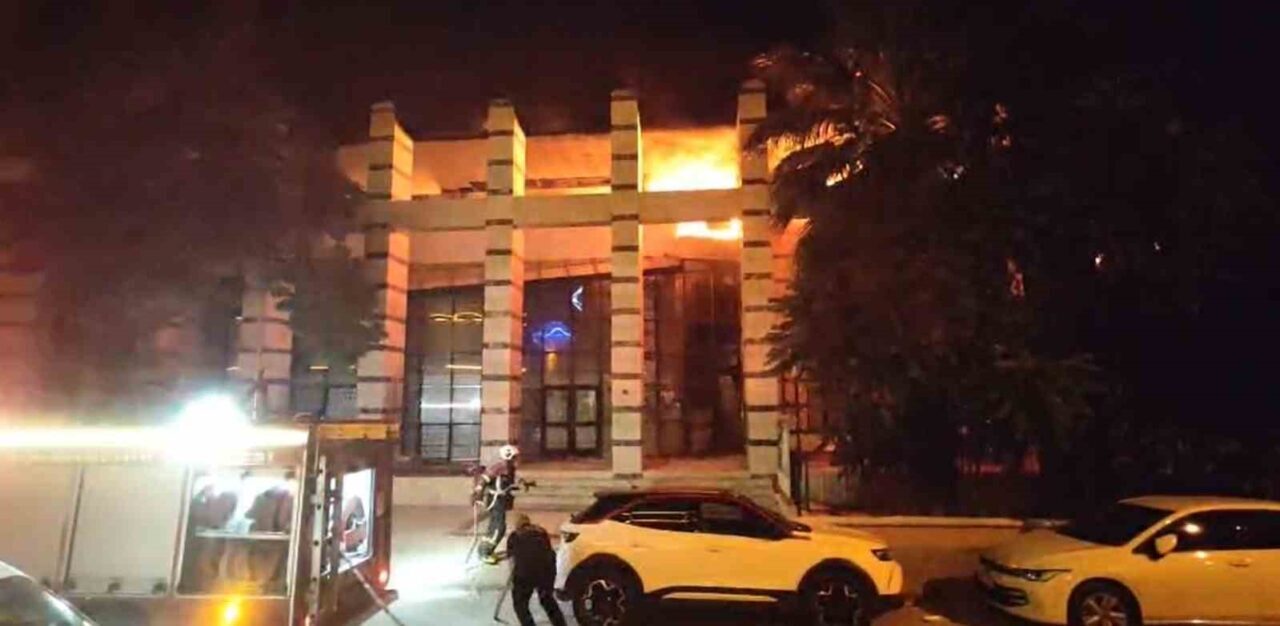 Kuşadası’nda eski PTT binasında yangın 2 Kuşadası’nda eski PTT binasında yangın