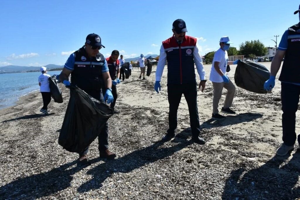 kusadasinda ogrenciler sahilleri temizledi 4af72bea1548