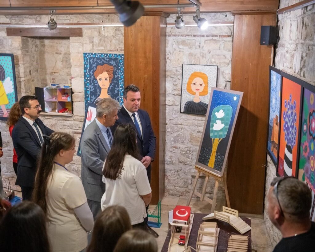 kusadasinda ogrencilerin eserleri sergilendi 60cfb5d0289c