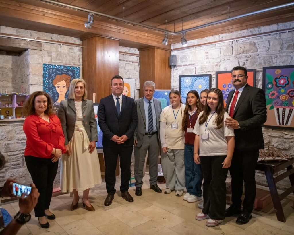 kusadasinda ogrencilerin eserleri sergilendi 9535245c686d