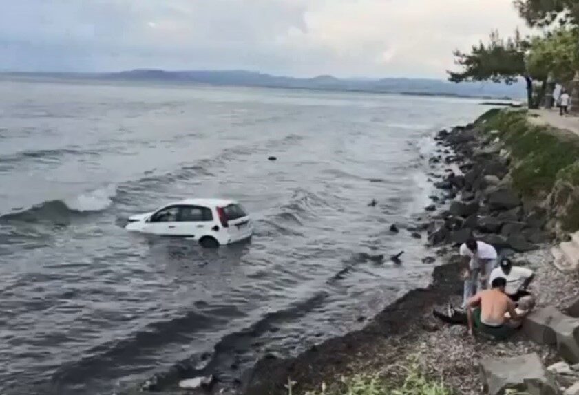 Kuşadası’nda otomobil denize uçtu: Ölüm kalım savaşı... 7 kusadasinda otomobil denize uctu 1 yarali ce48ebe8c1ed