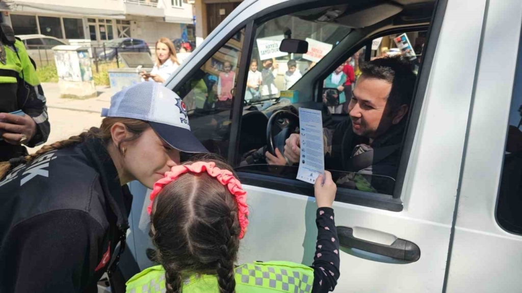Minik trafikçilerden sürücülere kemer teşekkürü 8 minik trafikcilerden suruculere kemer tesekkuru 44db86162489