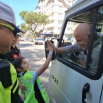 Minik trafikçilerden sürücülere kemer teşekkürü