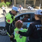Minik trafikçilerden sürücülere kemer teşekkürü