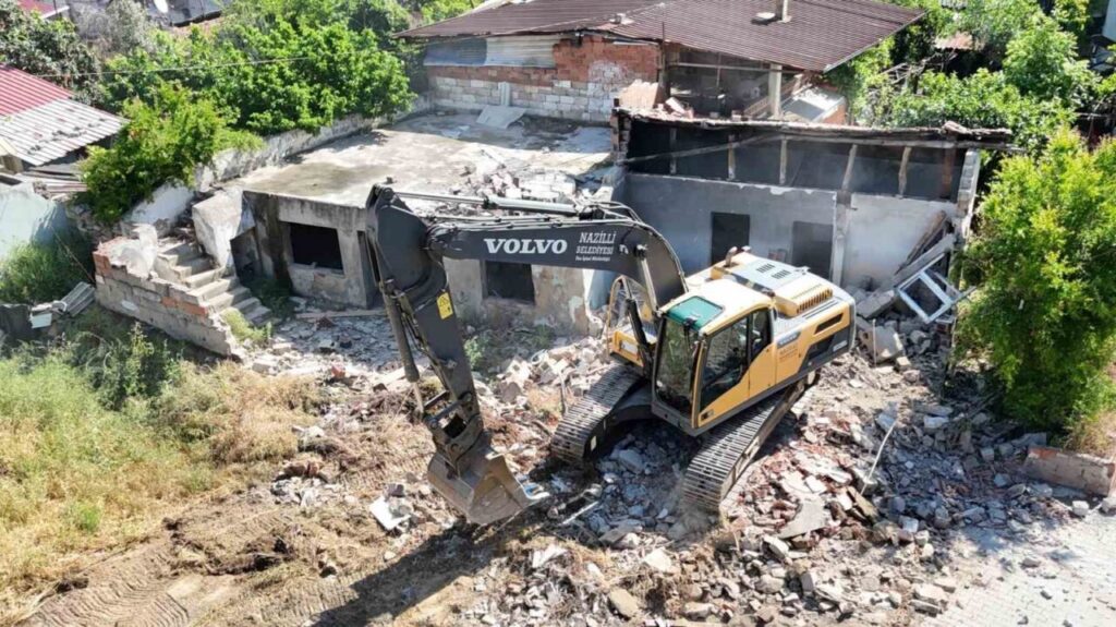 nazillide 25 metruk bina yikildi a1bdee37ad00