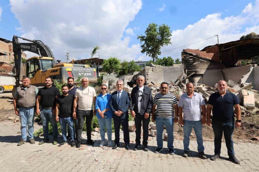 nazillide 25 metruk bina yikildi a8485ed51fa4