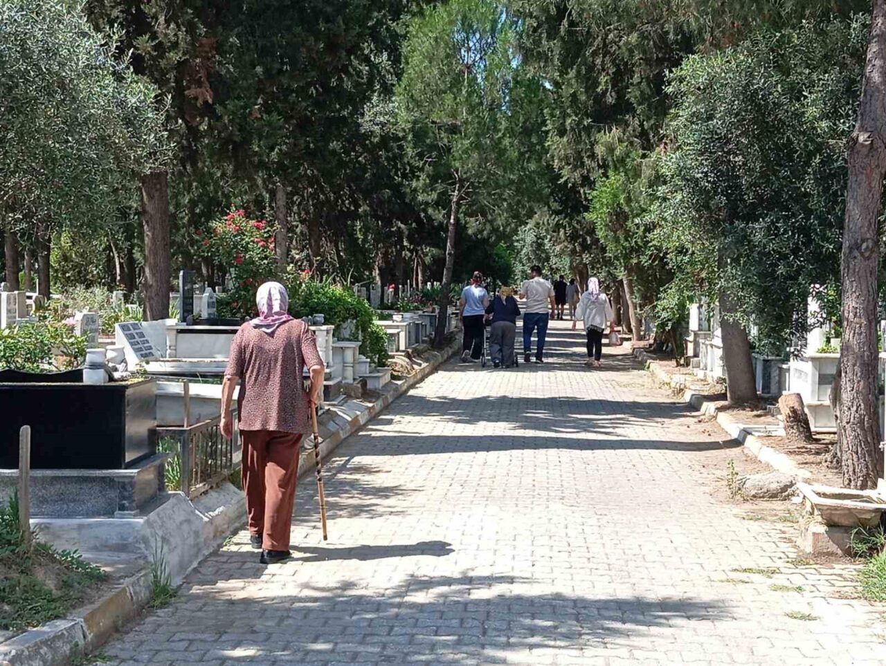 Nazilli’de arefe günü mezarlıklara ziyaretçi akını