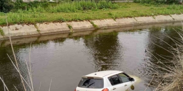 Otomobil sulama kanalına uçtu
