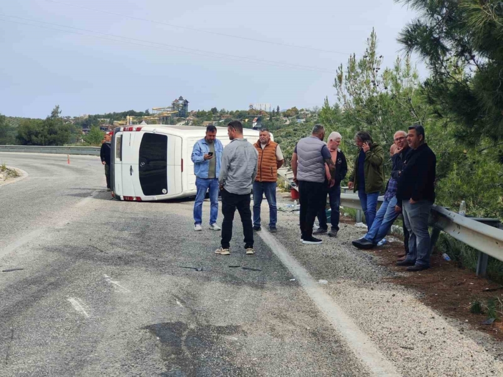 otomobille carpisan yolcu minibusu yan yatti 10 yarali 267b16660a0a