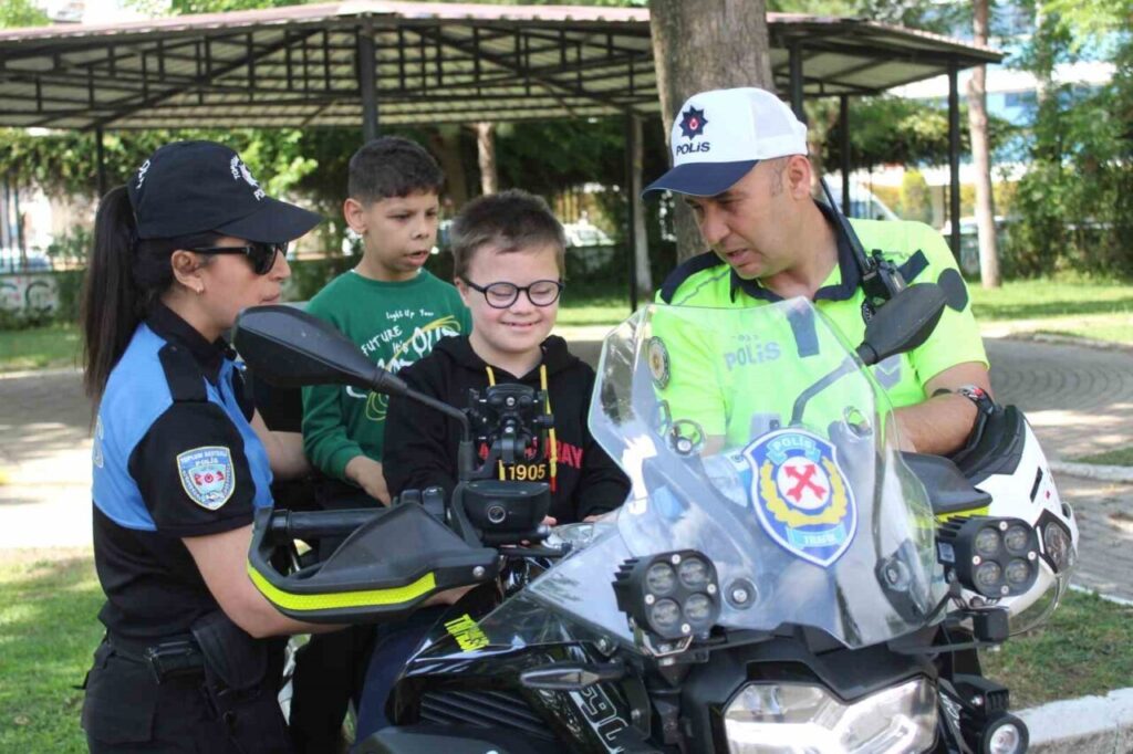 polislerden ozel cocuklara unutulmaz gun 57c24efbcdea