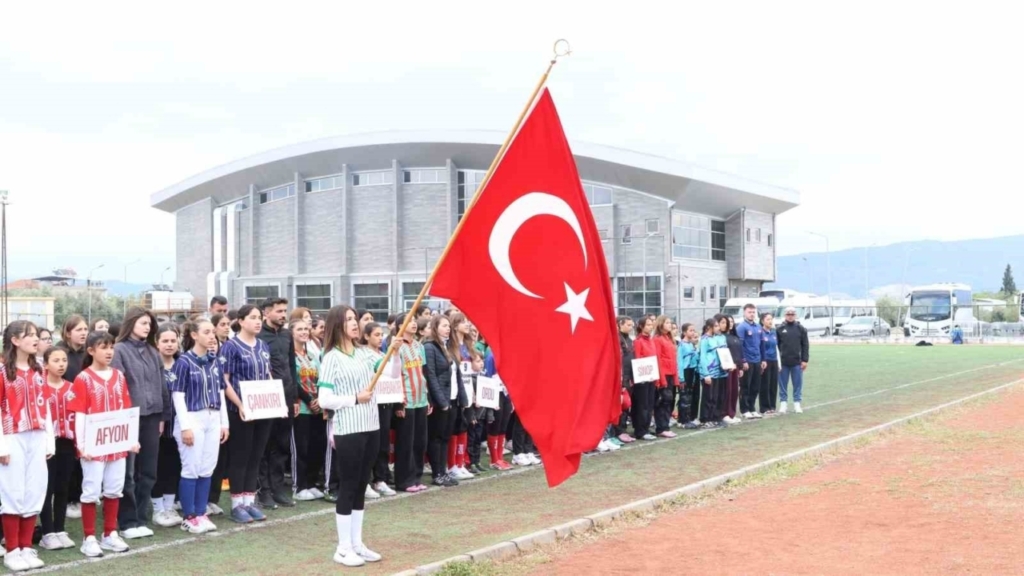 softbol heyecani aydinin ev sahipliginde basladi d43909be8ae2