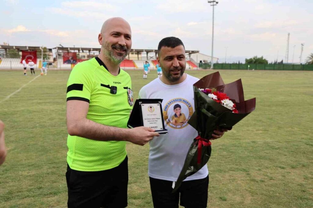 sokespor altyapisinda futbola baslayan tasdemir sahalara veda etti 309ad0fa55c0