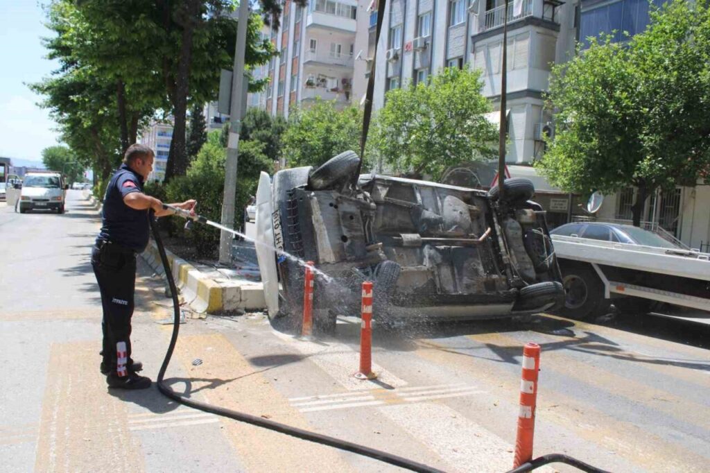 takla atan otomobil yandi vatandaslar surucuyu son anda kurtardi 0d2e5f9c0eb1