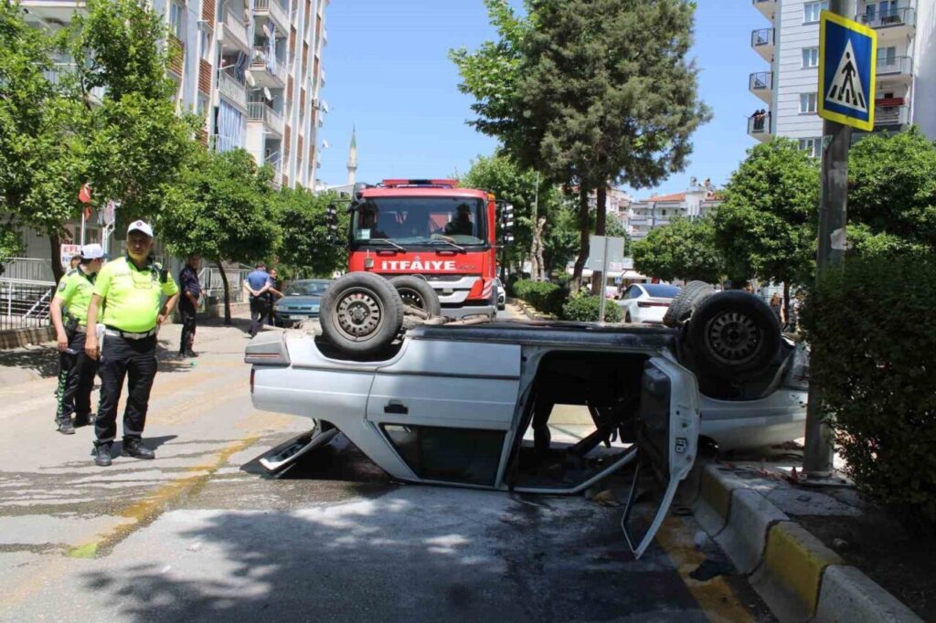 takla atan otomobil yandi vatandaslar surucuyu son anda kurtardi 11a578e79b92