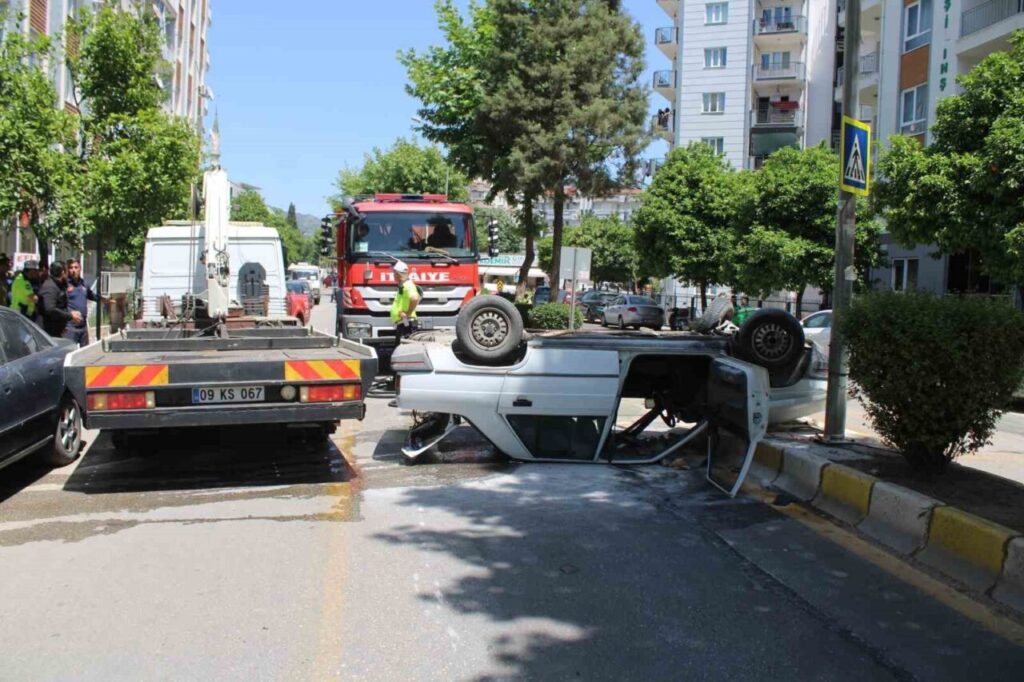 takla atan otomobil yandi vatandaslar surucuyu son anda kurtardi 89b9601b0139