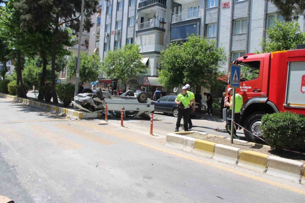 takla atan otomobil yandi vatandaslar surucuyu son anda kurtardi d7e61fd005ea