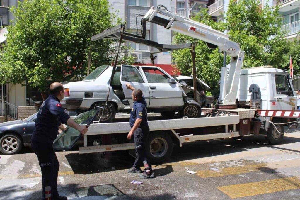 takla atan otomobil yandi vatandaslar surucuyu son anda kurtardi e885832adf90