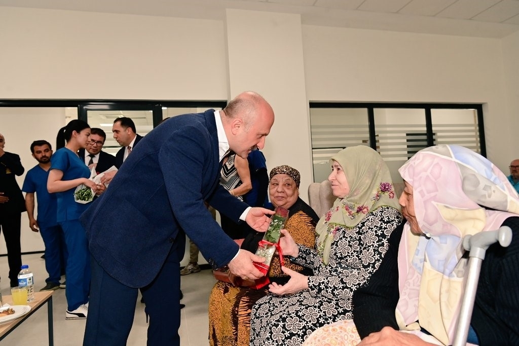 Vali Varol'dan asırlık çınarlar ve şehit ailelerine vefa 3 vali varol asirlik cinarlar ve sehit aileleri ile bir araya geldi 101a14a8a529