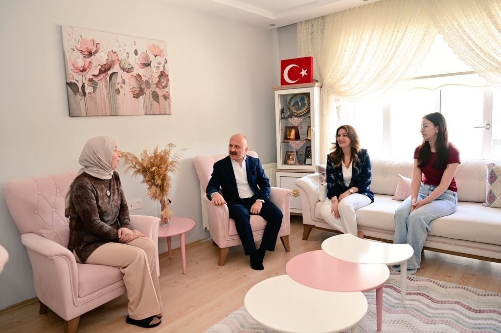 Vali Varol'dan asırlık çınarlar ve şehit ailelerine vefa 7 vali varol asirlik cinarlar ve sehit aileleri ile bir araya geldi 32426f51b3fb