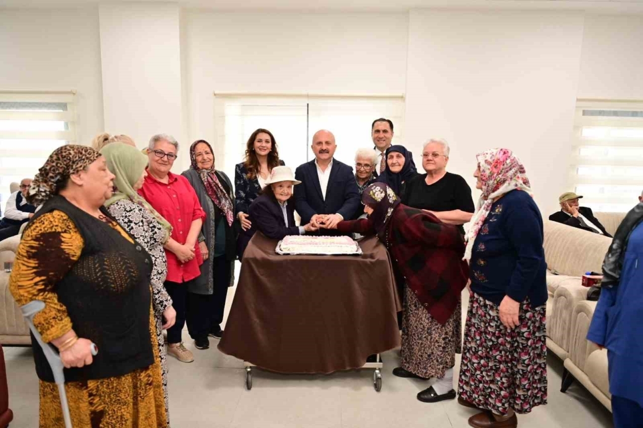Vali Varol'dan asırlık çınarlar ve şehit ailelerine vefa 1 vali varol asirlik cinarlar ve sehit aileleri ile bir araya geldi 809c5559d065