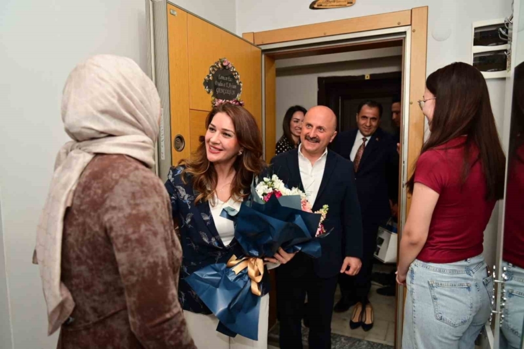 Vali Varol'dan asırlık çınarlar ve şehit ailelerine vefa 6 vali varol asirlik cinarlar ve sehit aileleri ile bir araya geldi b7b491724f1a