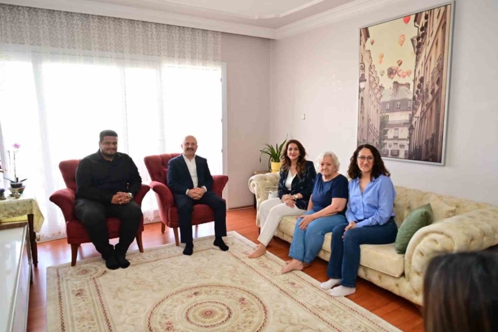 Vali Varol'dan asırlık çınarlar ve şehit ailelerine vefa 5 vali varol asirlik cinarlar ve sehit aileleri ile bir araya geldi c7e9706f73b5