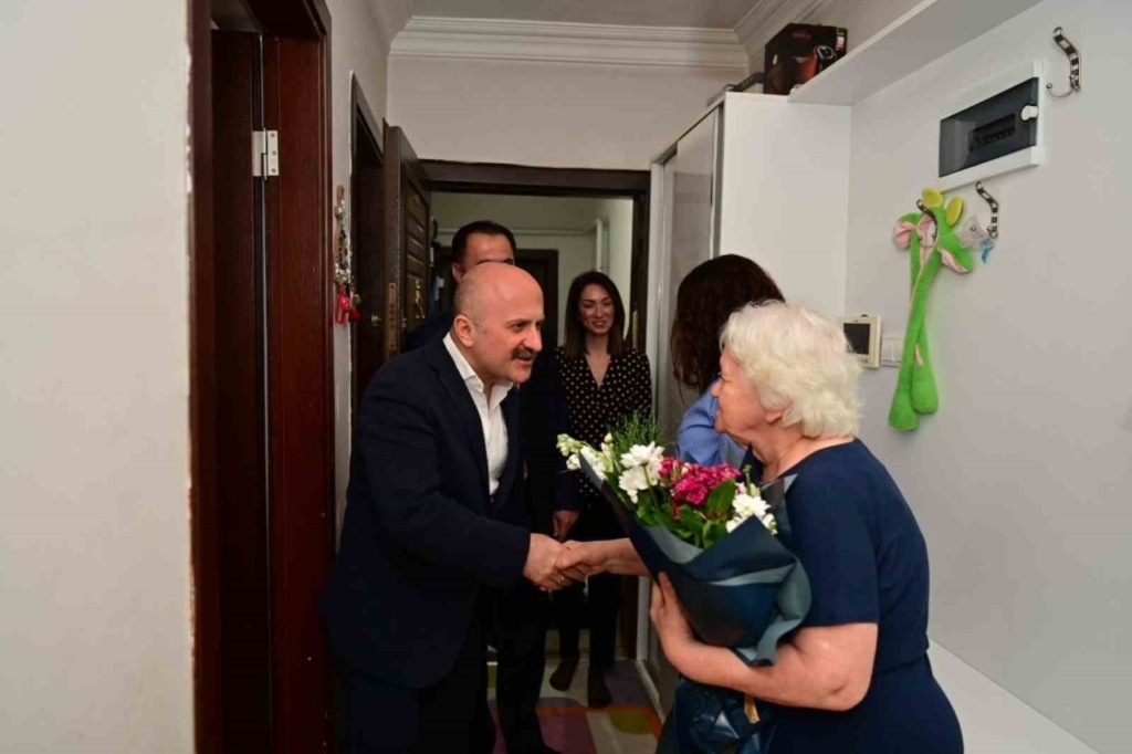 Vali Varol'dan asırlık çınarlar ve şehit ailelerine vefa 4 vali varol asirlik cinarlar ve sehit aileleri ile bir araya geldi ceb62b1ae859