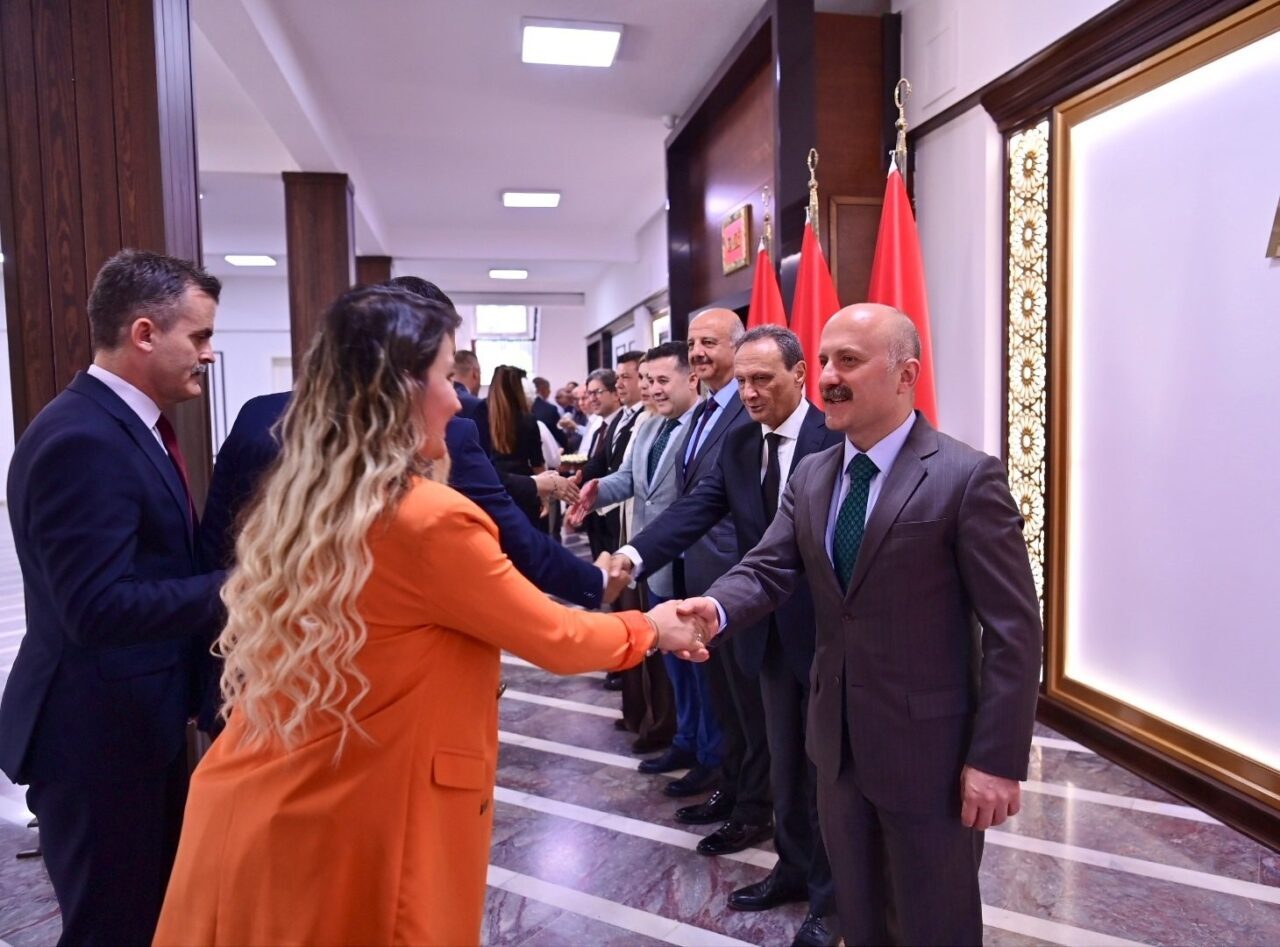 Vali Varol personelle bayramlaştı 8 vali varol personelle bayramlasti 4d3b32277094