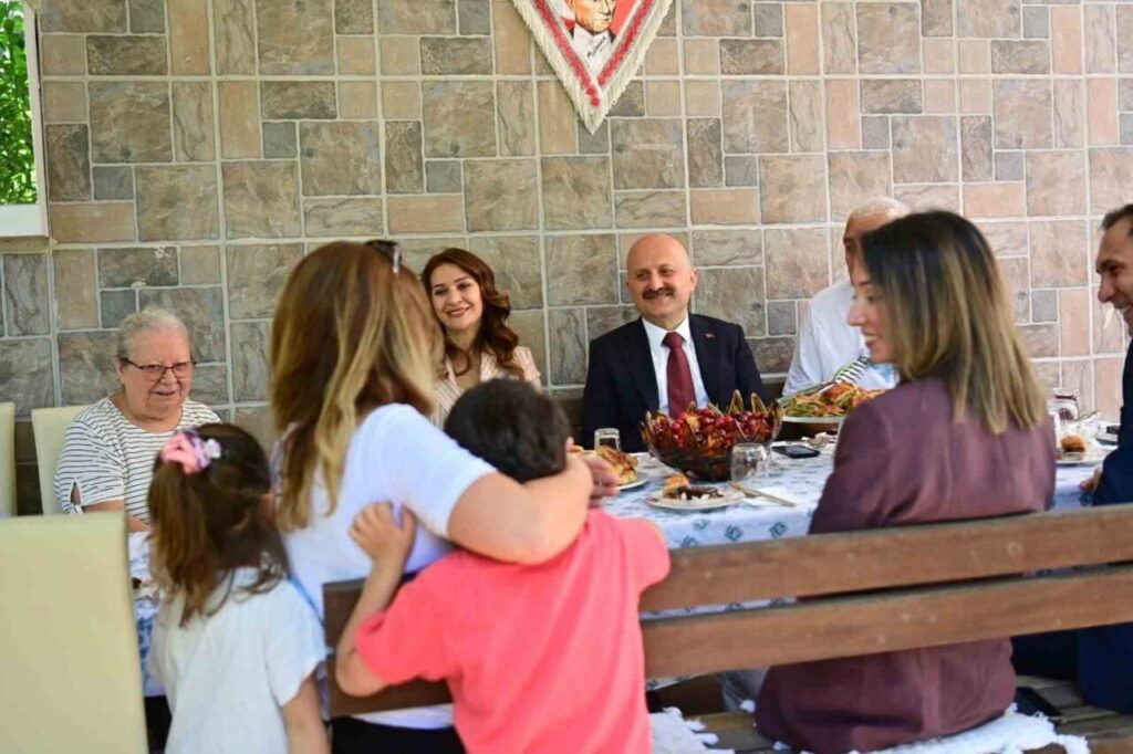 vali varol sehit aileleriyle bayramlasti 3e99c10a48b5
