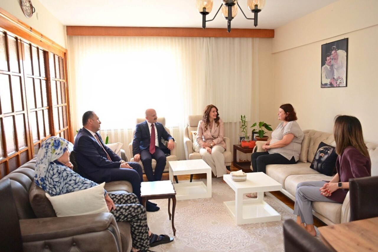Vali Varol, şehit aileleriyle bayramlaştı 10 Vali Varol, şehit aileleriyle bayramlaştı