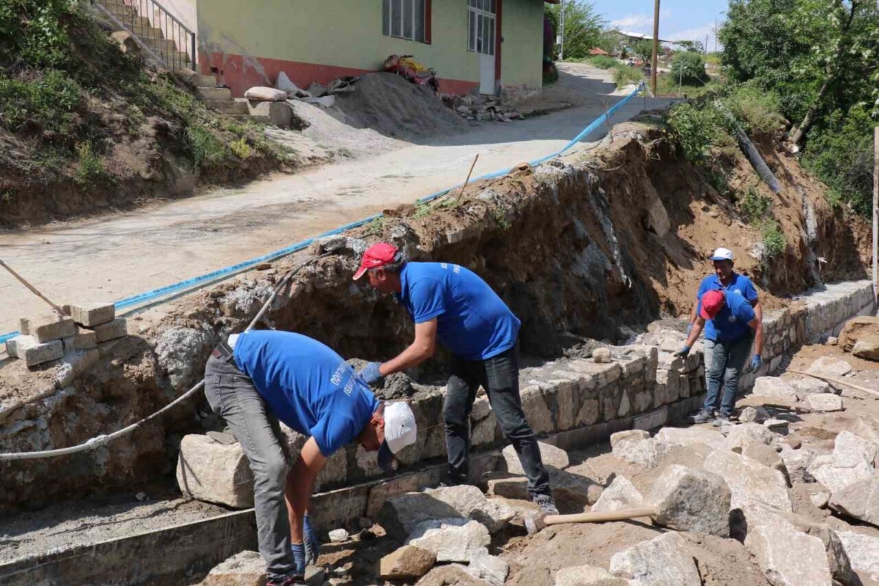 yenikoy mahallesinde yol ve tas duvar calismalari devam ediyor 76c2b2be7338