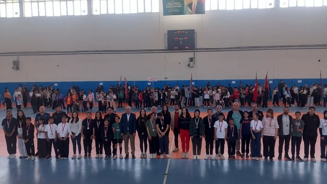 Yenipazar’da geleneksel çocuk oyunları heyecanı yaşandı 1 yenipazarda geleneksel cocuk oyunlari heyecani yasandi eb8d91b1d8ca